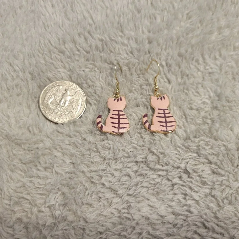 Cats Kittens Tabby Earrings Beige One Pair Gold Tone Fish Hook Dangle E17E - Picture 2 of 3